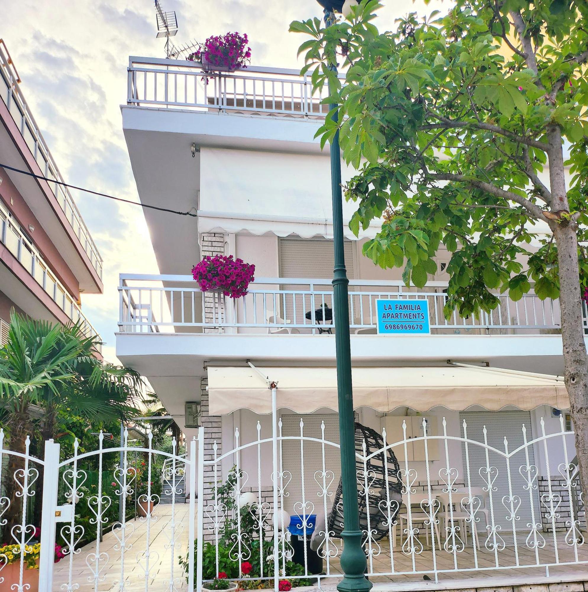 La Familia Apartments Olympiakí Aktí Zewnętrze zdjęcie
